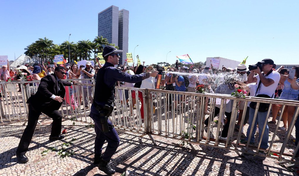 Manifestantes contra o estupro picharam o STF e fizeram um varal de calcinha no prédio da Corte; o momento mais tenso foi quando os participantes do protesto derrubaram as grades que cercam o STF e depositaram flores na estátua da Justiça; um policial usou gás de pimenta para contê-los, mas não teve sucesso; a PM mandou reforços para proteger o tribunal; também havia cartazes dizendo "É golpe", "Volta, querida", "Contra o estupro da democracia", "Fora Temer machista" e "Fora Gilmar"