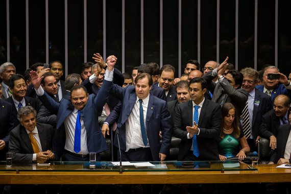 "Além de instalar um inimigo dos direitos dos trabalhadores e da população pobre na presidência da Câmara, a escolha de Rodrigo Maia para presidência da Câmara revelou uma insuspeitada boa vontade dos principais integrantes da resistência democrática no Congresso para negociar seu futuro com o governo Temer, cuja prioridade absoluta consiste em dividir e derrotar forças que resistem à ruptura institucional de abril-maio", escreve o colunista do 247 Paulo Moreira Leite; para ele, apoio de uma parcela de petistas e do PCdoB ao candidato do DEM "não tem precedentes nem mesmo na luta contra o regime militar"