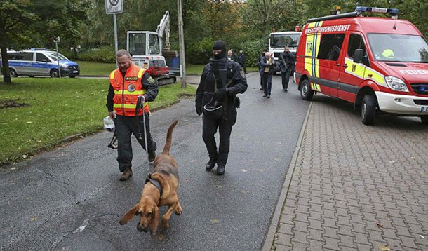 Refugiado sírio  Jaber Albakr, de 22 anos, que foi à Alemanha durante o influxo imigratório ao país no ano passado foi preso na esteira de uma verdadeira caçada humana no final de semana, pela suspeita de planejar um ataque a bomba, disse a polícia estadual da Saxônia; polícia procurava Albakr desde que ele fugiu de seus agentes durante uma operação realizada em um apartamento de Chemnitz, onde foram encontradas várias centenas de gramas de explosivo