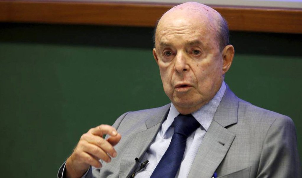 Foi publicado no Diário Oficial do Estado do Rio um decreto assinado pelo governador em exercício, Francisco Dornelles, que estabelece medidas para conter os gastos do executivo; o estado estourou o teto de endividamento previsto na LRF; pela lei, entre as ações, está a suspensão de recursos para pagamento de despesas com fornecedores e prestadores de serviços de várias áreas da administração pública; em julho, o governo federal repassou R$ 2,9 bilhões ao Estado; governadores do Norte e do Nordeste vêm pedindo socorro à União, mas não são atendidos