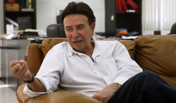 Atendendo solicitação do Ministério Público (MP-RJ), a Justiça determinou o bloqueio dos bens do prefeito Alair Corrêa, de Cabo Frio, na Região dos Lagos, e o afastamento dos secretários municipais de Fazenda e de Assistência Social; os secretários de Fazenda, Axiles Francisco Corrêa, e de Assistência social, Carolina Trindade Corrêa, são, respectivamente, irmão e filha de Alair Corrêa, acusado de nepotismo e improbidade administrativa, além de diversas outras irregularidades no exercício do cargo de chefe do Executivo