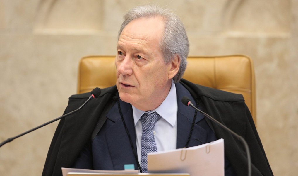 O presidente do Supremo Tribunal Federal, Ricardo Lewandowski, negou nesta quarta (8) mais dois recursos que chegaram à Comissão de Impeachment da presidente Dilma Rousseff; no primeiro, o ministro rejeitou recurso protocolado pela senadora Vanessa Graziotin (PCdoB-AM) contra decisão da comissão que, em conjunto, julgou todos os requerimentos que tratavam sobre produção de provas; no segundo, Lewandowski não aceitou recurso do senador Randolfe Rodrigues (Rede-AP) e de outros parlamentares contra o prazo definido de 11 dias para produção de provas, definido no plano de trabalho