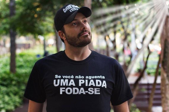 O humorista Danilo Gentili comparou pelo Facebook as sanções jurídicas que sofre por preconceitos travestidos de "brincadeiras" com as torturas e a censura da época da ditadura militar no Brasil; no final da mensagem, deixou um recado: "se você não aguenta uma piada. Foda-se"