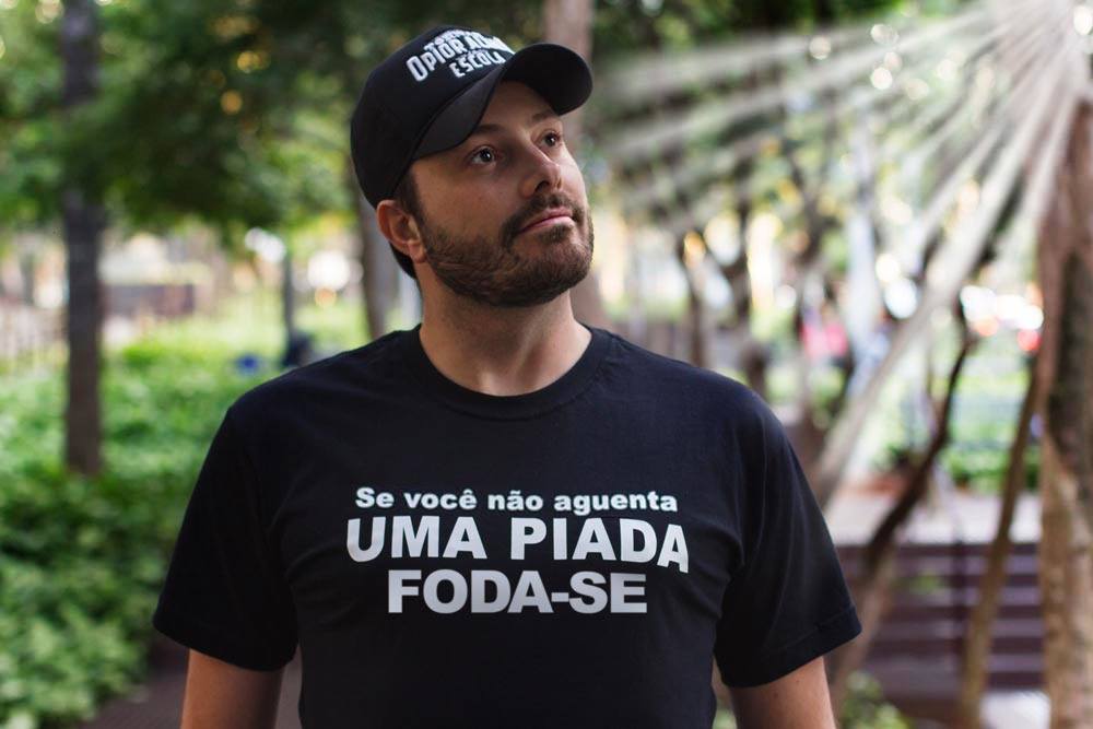 O humorista Danilo Gentili comparou pelo Facebook as sanções jurídicas que sofre por preconceitos travestidos de "brincadeiras" com as torturas e a censura da época da ditadura militar no Brasil; no final da mensagem, deixou um recado: "se você não aguenta uma piada. Foda-se"