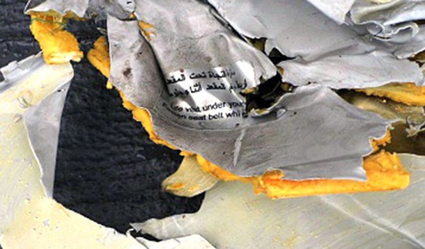 Comitê de investigação anunciou ter encontrado destroços do avião da EgyptAir que desapareceu no último mês sobre o Mediterrâneo quando fazia a rota Paris-Cairo; restos do voo 804, que desapareceu no último 19 de maio com 66 pessoas a bordo, foram encontrados pelo navio francês John Lethbridge, de acordo com o Ministério da Aviação do Egito