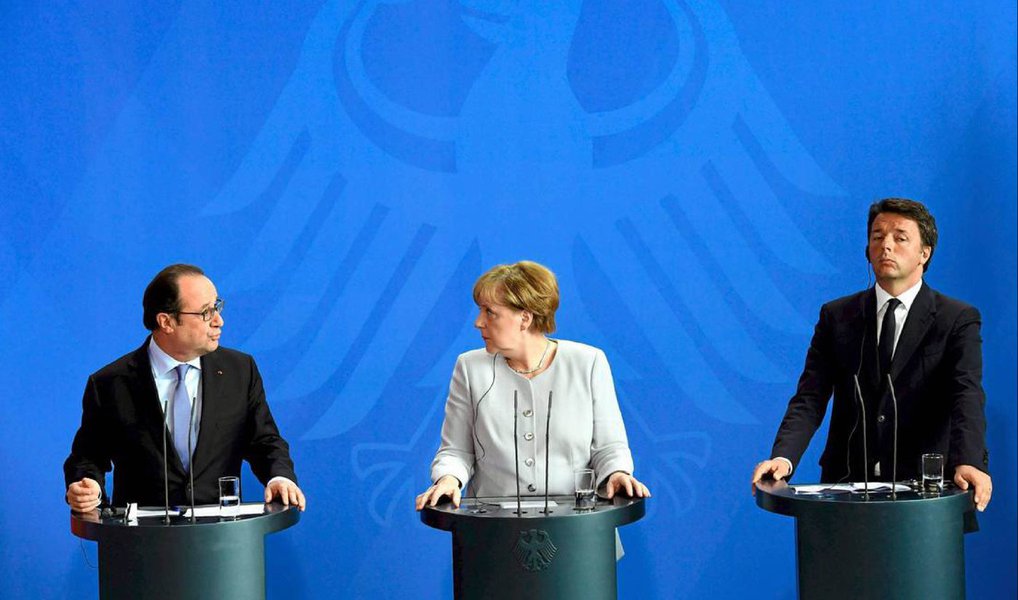 Reunidos em nome dos 27 países-membro da União Europeia, os chefes de Estado e de Governo da Alemanha, França e Itália disseram nesta segunda (27) que qualquer negociação com a Grã Bretanha, depois do referendo que decidiu por sua saída da União Europeia, só começará depois de uma notificação oficial; a chanceler alemã, Angela Merkel, declarou, em Berlim, que é a Grã Bretanha que tem que dar o primeiro passo após a decisão da população britânica