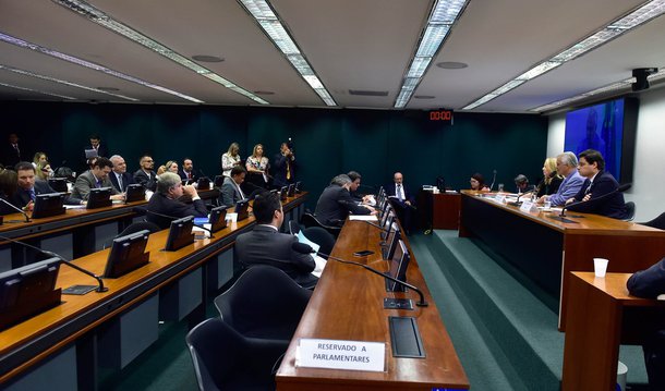 Adversários do presidente afastado da Câmara, Eduardo Cunha (PMDB), cogitam pedir um aditamento da representação contra o peemedebista na Comissão de Ética; assim, esperam forçar o adiamento da decisão do colegiado sobre a cassação ou não do parlamentar; a votação do parecer do deputado Marcos Rogério (DEM-RO), que recomenda a perda do mandato, está marcada para às 14h30 desta terça (14); “Não é minha intenção pedir novo adiamento. Gostaria de votar nesta terça o relatório, que é técnico e com solução adequada ao caso concreto. Mas não posso dizer que não há hipótese de adiamento. Se houver aditamento ou votos em separado, terei que me manifestar sobre eles”, afirmou Marcos Rogério