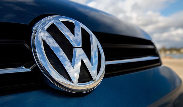 Segundo a agência Reuters, o acordo da Volkswagen com quase 500 mil consumidores e autoridades nos Estados Unidos devido ao escândalo de fraude em testes de emissões de poluentes de veículos a diesel deve custar mais de US$ 15 bilhões de dólares; acordo, que será anunciado nesta terça-feira em Washington, inclui US$ 10,033 bilhões em oferta de recompra de cerca de 475 mil veículos e quase US$ 5 bilhões em fundos para compensar emissões excessivas de diesel 