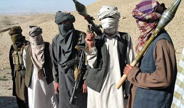 Taliban e o governo do Afeganistão retomaram conversas de paz secretas em setembro e realizaram duas rodadas de discussões no Catar; diplomata sênior norte-americano teria participado das reuniões ocorridas no Catar, onde o grupo islâmico possui um escritório diplomático; conversas de paz anteriores mediadas pelo Paquistão não resultaram em grandes avanços e travaram quando os Estados Unidos mataram o ex-líder do Taliban mulá Akhtar Mansour em solo paquistanês em maio