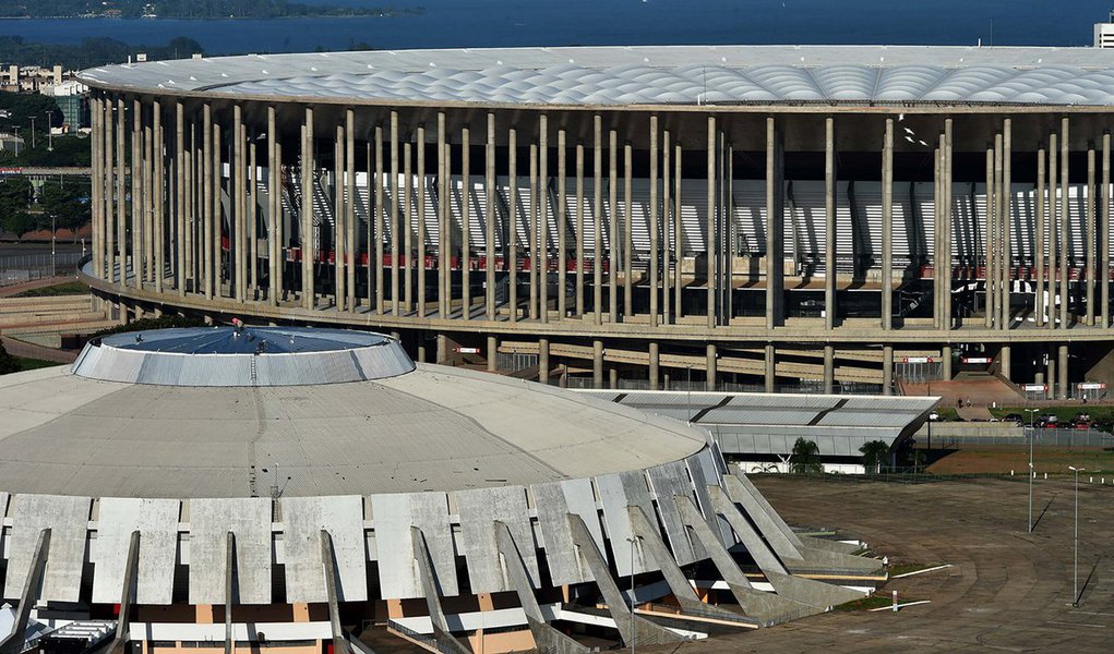 O governo do Distrito Federal publicou um decreto determinando multa de R$ 2 mil para ambulantes não cadastrados que forem flagrados pela Agefis vendendo perto do Estádio Nacional de Brasília, o Mané Garrincha; a medida também prevê apreendidos de produtos e valendo até o dia 21 de agosto; além da restrição a ambulantes, o texto prevê multa por publicidade irregular; a taxa mais baixa vai para quem usar fantasias ou roupas com propaganda, que terá de pagar no mínimo R$ 500; a multa mais cara, de pelo menos R$ 5 mil, será aplicada por anúncios fixos no chão ou em balões flutuantes