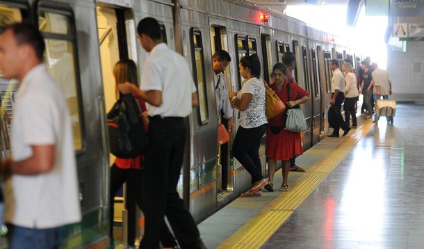 A Companhia do Metropolitano do Distrito Federal (Metrô-DF) lançou licitação para contratar estudos de projetos de corredores metroviários; o edital e o projeto básico estão disponíveis no site da empresa; serão investidos R$ 2,1 milhões na contratação dos serviços especializados, com recursos do governo federal; as ações fazem parte do Circula Brasília, programa de mobilidade lançado em maio pelo governo local