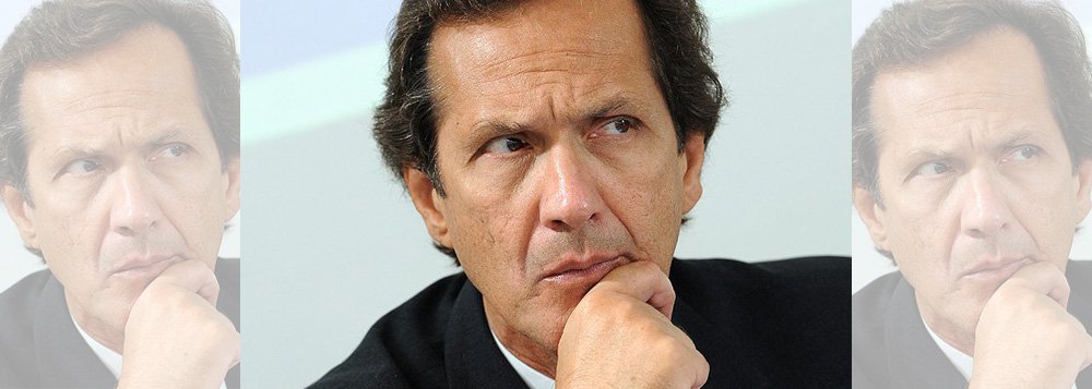"Volto ao meu país num momento crítico de ruptura institucional, mas com uma certeza: a sociedade brasileira não cabe num golpe, qualquer que seja sua natureza", disse o diretor-executivo do Brasil no Banco Interamericano de Desenvolvimento (BID), o economista Ricardo Carneiro; "Ajustei a minha saída no menor tempo possível para não ficar representando um governo ilegítimo. É uma irresponsabilidade histórica da elite brasileira, vai fazer muito mal ao Brasil e vai durar muito tempo"