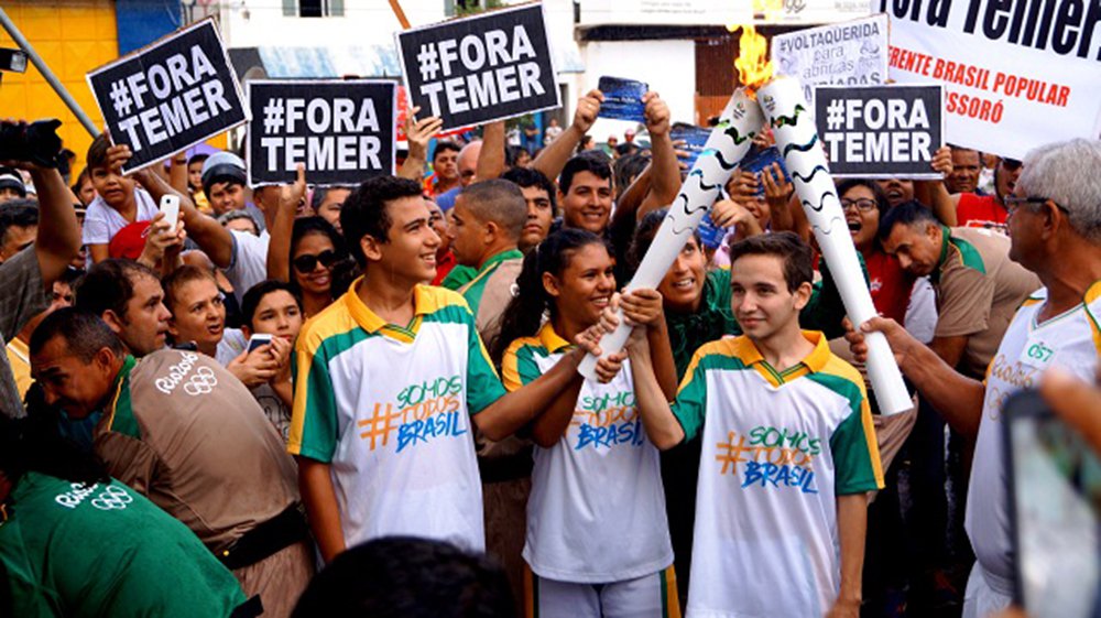 Os curitibanos se organizam pelas redes sociais para protestar pela saída do interino Michel Temer (PMDB), da Presidência da República, nesta quinta-feira (14), durante a passagem do fogo olímpico, que pretendem apagar; o movimento pelo 'Fora Temer' tem 2,6 mil convidados pelo Facebook, dos quais 500 já confirmaram presença; a convocação para apagar a chama olímpica tem 1 mil participantes confirmados ante 3,8 mil convidados pela mesma rede social; dois paranaenses terão a missão de evitar que a Tocha Olímpica seja apagada durante o passeio pelas ruas centrais da República de Curitiba: Joel Benin e Ricardo Gomyde, ex-diretores do Ministério do Esporte; eles estarão a serviço da Autoridade Pública Olímpica