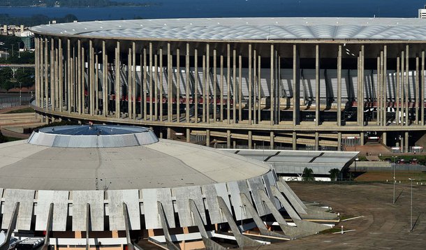 O governo do Distrito Federal publicou um decreto determinando multa de R$ 2 mil para ambulantes não cadastrados que forem flagrados pela Agefis vendendo perto do Estádio Nacional de Brasília, o Mané Garrincha; a medida também prevê apreendidos de produtos e valendo até o dia 21 de agosto; além da restrição a ambulantes, o texto prevê multa por publicidade irregular; a taxa mais baixa vai para quem usar fantasias ou roupas com propaganda, que terá de pagar no mínimo R$ 500; a multa mais cara, de pelo menos R$ 5 mil, será aplicada por anúncios fixos no chão ou em balões flutuantes