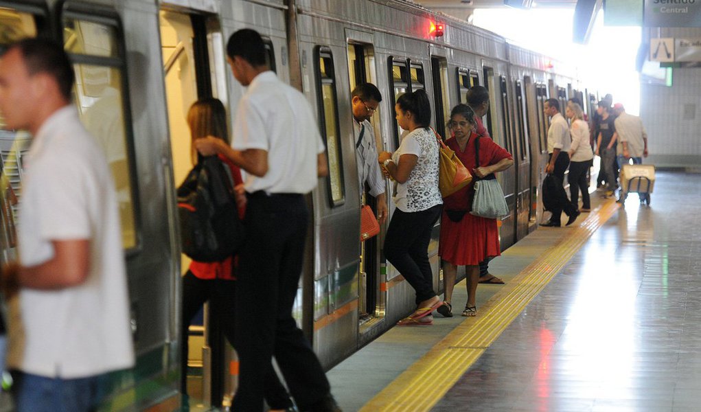 A Companhia do Metropolitano do Distrito Federal (Metrô-DF) lançou licitação para contratar estudos de projetos de corredores metroviários; o edital e o projeto básico estão disponíveis no site da empresa; serão investidos R$ 2,1 milhões na contratação dos serviços especializados, com recursos do governo federal; as ações fazem parte do Circula Brasília, programa de mobilidade lançado em maio pelo governo local