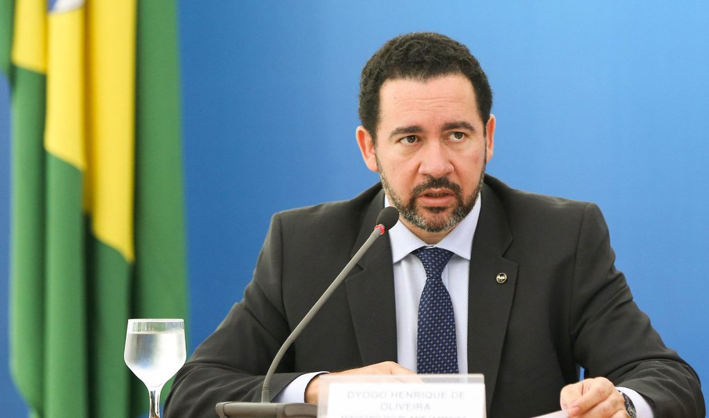 O ministro interino do Planejamento, Dyogo Oliveira, anunciou que o governo cortará 4.307 cargos comissionados e funções, além de 10.462 cargos de Direção e Assessoramento Superiores (DAS), de livre provimento, que serão convertidos em funções comissionadas, exclusivas de servidores concursados; ee acordo com Oliveira, as mudanças permitirão ao governo economizar R$ 230 milhões por ano