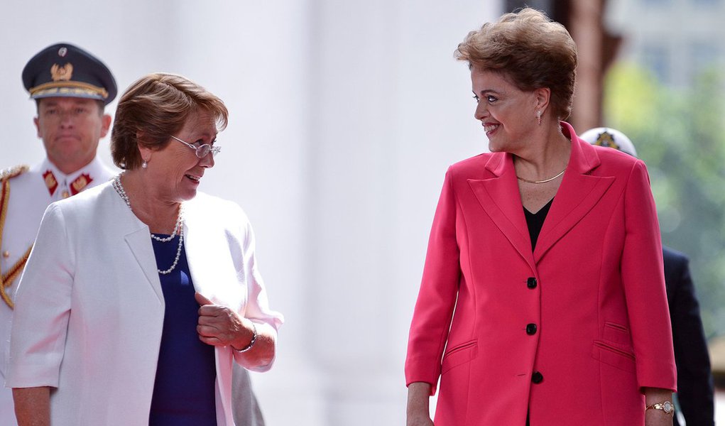 A presidente do Chile, Michelle Bachelet, afirmou nesta quinta (22) que não gostou do impeachment de Dilma Rousseff e que o processo foi mais fácil de ser realizado porque se tratou de uma mulher, e não de um homem; "Eu sou muito amiga de Dilma. Gosto dela e ligo para ela. A Constituição do Brasil permite (o impeachment), portanto em termos de legalidade não posso dizer nada. Mas não gostei do que aconteceu, isso é tudo o que posso dizer", disse Bachelet em conferência no centro de estudos Wilson Center de Washington; "Acredito que é mais fácil quando é uma mulher do que quando é um homem", acrescentou, em meio a um forte aplauso em um auditório com aproximadamente 300 pessoas