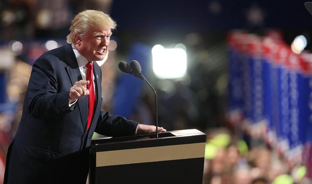 Ao encerrar a convenção do Partido Republicano que indicou seu nome para concorrer à Presidência dos Estados Unidos nas eleições de novembro, o candidato Donald Trump prometeu aos americanos segurança e proteção contra ataques terroristas e criticou a pré-candidato do Partido Democrata, Hillary Clinton, por ter deixado ao país "um legado de morte, destruição, terrorismo e fraqueza" durante o período em que ela foi secretária de Estado norte-americana; discurso foi feito em Cleveland, no estado de Ohio