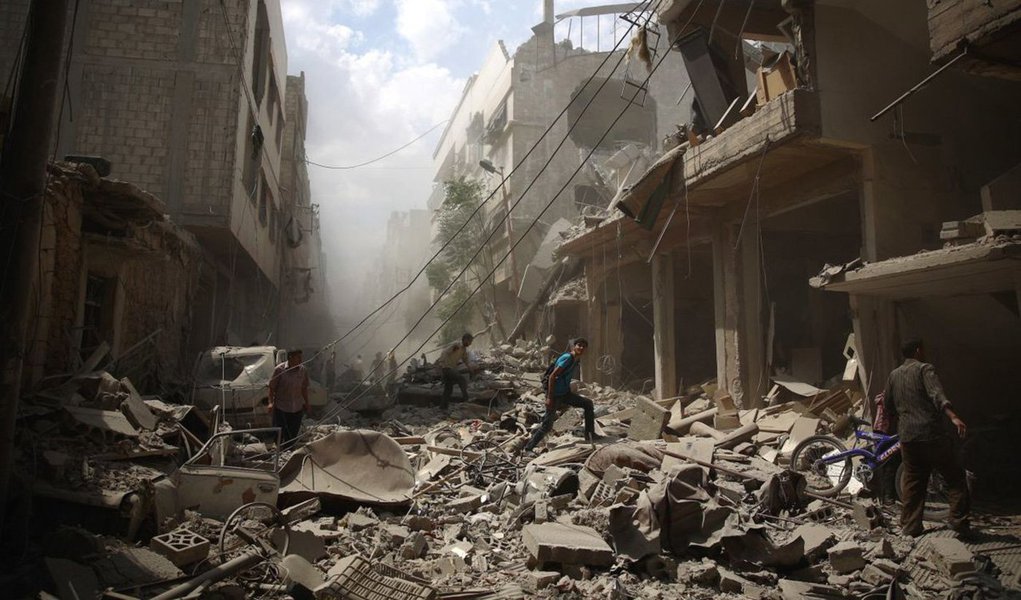 Desde o início da guerra na Síria, em março de 2011, mais de 300 mil pessoas, entre elas cerca de 86 mil civis, morreram no país. O alerta foi nesta terça-feira (13) pelo Observatório Sírio dos Direitos Humanos. As informações são da Agência Ansa