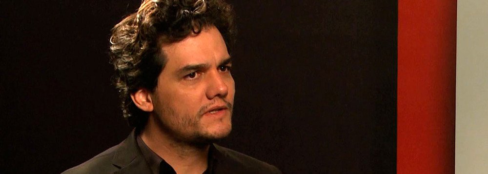 Protagonista da série "Narcos", o ator Wagner Moura está tendo dificuldade no financiamento de sua estreia como diretor, na cinebiografia de Carlos Marighella; segundo o artista, empresas estão rejeitando apoiar um filme de um político e guerrilheiro de esquerda, que em 1969 foi morto pela ditadura militar; as companhias estariam retaliando Moura, que se posicionou abertamente contra o impeachment de Dilma; Moura, que diz não reconhecer o governo Temer nem o Ministério da Cultura, chefiado por Marcelo Calero