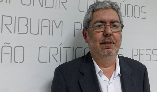 O Conselho Curador da EBC pediu ao Supremo Tribunal Federal (STF) que dê celeridade em sua decisão sobre a legalidade da troca do diretor-presidente da empresa; o presidente interino Michel Temer exonerou Ricardo Melo da presidência da EBC e designou Laerte Rimoli para o cargo; no dia 18 de maio, o presidente exonerado entrou com um mandato de segurança com pedido de liminar para reaver o mandato, distribuído para o ministro Dias Toffoli; desde então, o caso aguarda decisão da suprema corte; o colegiado afirmou, em nota aprovada durante reunião nesta terça (31), que espera manifestação do Judiciário "na urgência que as circunstâncias exigem para que todos possam contribuir para a construção e o fortalecimento de um Brasil melhor, com uma comunicação mais democrática"