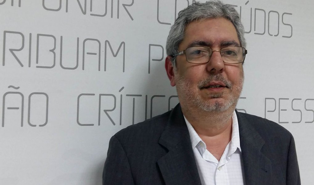 O Conselho Curador da EBC pediu ao Supremo Tribunal Federal (STF) que dê celeridade em sua decisão sobre a legalidade da troca do diretor-presidente da empresa; o presidente interino Michel Temer exonerou Ricardo Melo da presidência da EBC e designou Laerte Rimoli para o cargo; no dia 18 de maio, o presidente exonerado entrou com um mandato de segurança com pedido de liminar para reaver o mandato, distribuído para o ministro Dias Toffoli; desde então, o caso aguarda decisão da suprema corte; o colegiado afirmou, em nota aprovada durante reunião nesta terça (31), que espera manifestação do Judiciário "na urgência que as circunstâncias exigem para que todos possam contribuir para a construção e o fortalecimento de um Brasil melhor, com uma comunicação mais democrática"