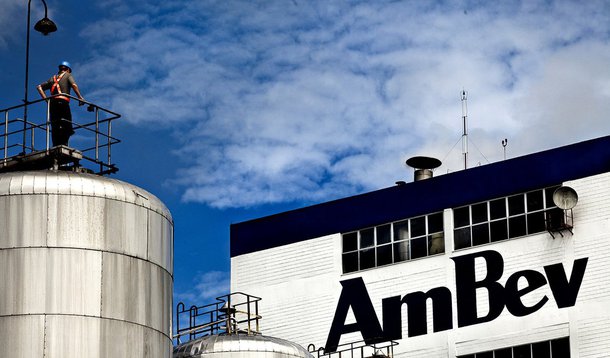 Acionistas da SABMiller aprovaram nesta terça-feira a oferta de aquisição da empresa feita pela Anheuser-Busch InBev por mais de 100 bilhões de dólares, abrindo caminho para reforçar o posto de liderança do grupo que controla a brasileira Ambev entre os fabricantes globais de cerveja