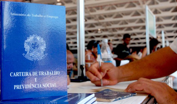 Segundo dados do Caged divulgados pelo Ministério do Trabalho, o resultado mantém a tendência de mais demissões que contratações no mercado de trabalho; no acumulado de janeiro a maio, 448.011 postos de trabalho já foram fechados este ano; o resultado para o mês, no entanto, foi melhor que o do ano passado, quando 115.559 vagas foram fechadas em maio