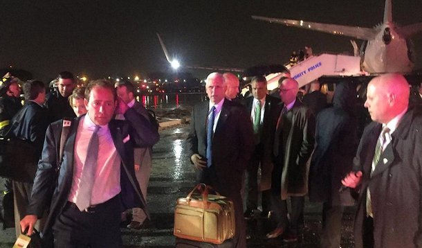 Um avião de campanha que levava o candidato republicano a vice-presidente dos Estados Unidos, Mike Pence, saiu da pista ao aterrissar na noite dessa quinta-feira, 27, no aeroporto de LaGuardia, em Nova York; avião, que levava cerca de 30 pessoas, tinha saído de Fort Dodge, Iowa, onde Pence havia participado de um evento; não houve feridos, de acordo com a campanha republicana