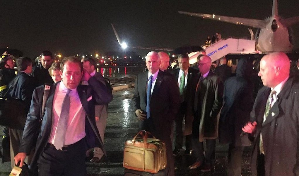Um avião de campanha que levava o candidato republicano a vice-presidente dos Estados Unidos, Mike Pence, saiu da pista ao aterrissar na noite dessa quinta-feira, 27, no aeroporto de LaGuardia, em Nova York; avião, que levava cerca de 30 pessoas, tinha saído de Fort Dodge, Iowa, onde Pence havia participado de um evento; não houve feridos, de acordo com a campanha republicana