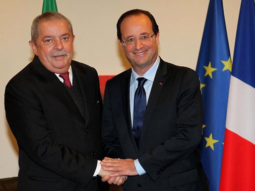 O presidente francês François Hollande, que veio à abertura da Rio 2016, mas evitou marcar um encontro oficial com o interino Michel Temer, falou sobre a crise brasileira à jornalista Mônica Bergamo; "Eu sou amigo do Lula. A presidente Dilma me convidou há dois anos para vir a essa festa no Brasil. Muitas coisas aconteceram desde então e o país está tentando resolver os seus problemas. Nós estamos observando. O importante é que a Constituição seja respeitada", afirmou; como a Constituição não permite impeachment sem crime de responsabilidade, foi um recado claro contra o golpe