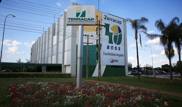 Consultar processos e expedientes e solicitar cópias desses documentos via internet são exemplos de serviços que passaram a ser oferecidos pela Agência de Desenvolvimento do Distrito Federal (Terracap); desde essa segunda-feira (1º), por meio do site, também é possível pedir as seguintes declarações: nada-consta do Programa de Apoio ao Empreendimento Produtivo do Distrito Federal (Pró-DF); quitação; baixa de alienação fiduciária e baixa de retrovenda