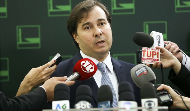 Alinhado com o presidente interino, Michel Temer, novo presidente da Câmara, Rodrigo Maia (DEM) prega pacificação na Casa e quer garantir aprovação da agenda econômica e minimizar os efeitos da crise: “Você tem a possibilidade de votar a renegociação da dívida dos Estados e novas regrar para o pré-sal. São assuntos importantes para o país e importantes para os Estados. Da sinalização significativa para a sociedade”; ele também volta a dizer que Eduardo Cunha deve ser cassado 
