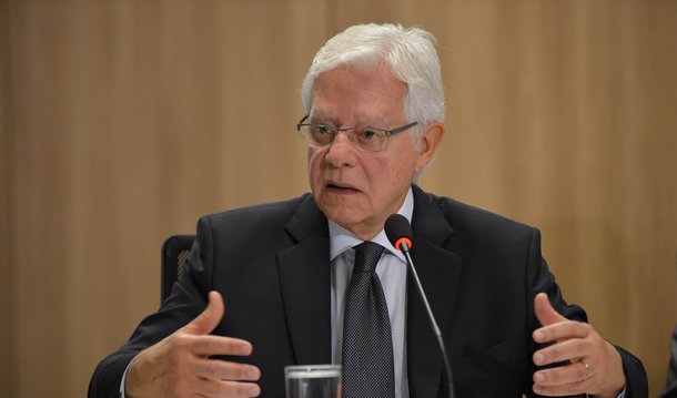 Em sua conta no Twitter, secretário-executivo do Programa de Parcerias de Investimentos (PPI) da Presidência da República, Moreira Franco, prometeu primeiras concessões do governo à iniciativa privada para 15 dias; "Há, pelo menos, 13 projetos adiantados em diversas áreas, em que o investimento privado vai ajudar o Brasil voltar a crescer", escreveu; segundo ele, governo estuda alterações no modelo financeiro das concessões, com o incentivo à participação de bancos privados no financiamento de projetos de longo prazo