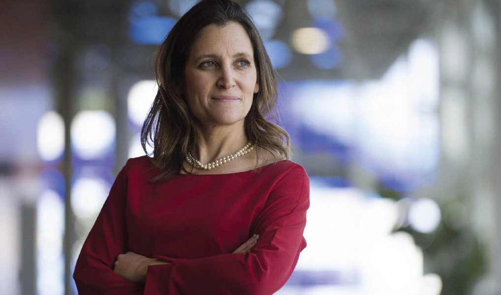 A ministra do Comércio do Canadá, Chrystia Freeland, pressionada pela possibilidade de o Brasil questionar o financiamento estatal canadense à fabricante de aviões Bombardier, disse nesta sexta-feira 15 que o Canadá cumpre suas obrigações internacionais de comércio; o Brasil disse na quinta-feira que poderia entrar com ação contra o Canadá na OMC