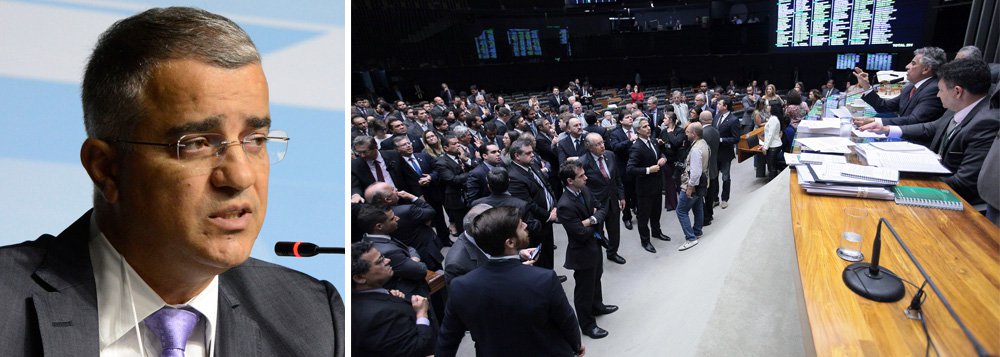 Jornalista Kennedy Alencar afirma que "PSDB, DEM, PMDB e PP fracassam ao tentar anistiar caixa 2" praticado no passado, na Câmara, "na calada de uma noite de segunda-feira, de tocaia, sem alarde", e avalia que esse "fracasso é o retrato da decadência do atual Congresso Nacional"; ele lembra que "os articuladores da manobra foram os principais partidos da base de apoio do governo Temer"