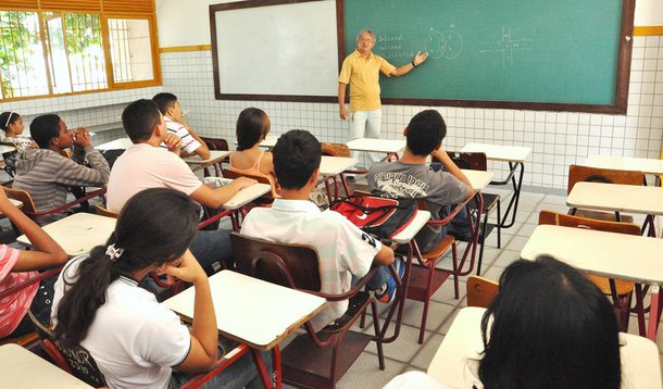 O juiz Douglas de Melo Martins, da Vara de Direitos Difusos e Coletivos, considerou que não há base jurídica para determinar o reajuste automático para docentes, demandado por parte dos professores; em sua decisão, o magistrado afirma que “não há lei determinando o reajuste do piso nacional”; o juiz lembra que a proposta de reajuste de 11,36% do piso nacional dos professores ainda tramita no Senado Federal sob forma do Projeto de Lei nº 114/2015