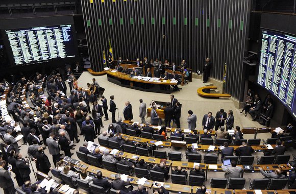 Com a clara intenção de reverter a situação de Eduardo Cunha (PMDB-RJ), a Câmara enviou um parecer ao STF defendendo que a suspensão do exercício do mandato de um parlamentar seja submetida ao Congresso em até 24 horas; a manifestação foi enviada a uma ação direta de inconstitucionalidade (Adin) que tramita no Supremo apresentada pelos partidos PP, PSC e SDD; na peça, a Câmara diz que o afastamento temporário do exercício do mandato de parlamentar "constitui clara inovação na ordem jurídica brasileira"
