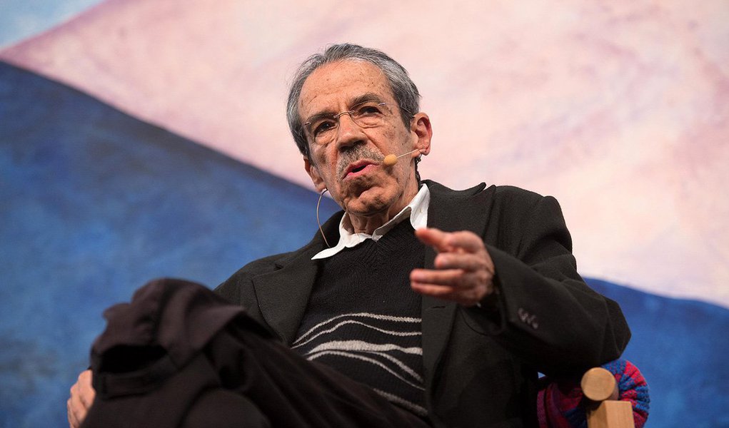 Poeta Armando Freitas Filho arrancou aplausos da plateia na mesa inaugural da Flip (Festa Literária Internacional de Paraty), nesta quarta (29), ao citar o presidente interino Michel Temer; "A minha poesia, eu a entendo como a que toca todas as coisas, inclusive as mais monstruosas. Que pode tocar um Temer, por exemplo", declarou