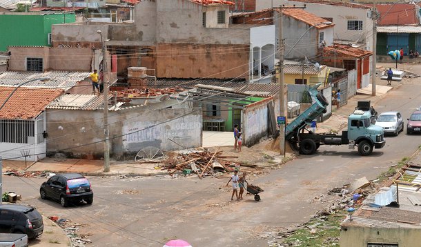 Os moradores de Samambaia atingidos pelo temporal estão sendo cadastrados pela Subsecretaria de Proteção e Defesa Civil na tenda provisória montada na QR 115, em frente à Creche Ipê Roxo; o objetivo é fazer o levantamento dos danos nas estruturas e tomar providências em relação à segurança da população (como a necessidade de telhas, de cobertores e de alimentos); equipes do órgão visitarão as residências ao longo do dia; serão distribuídas 300 cestas básicas emergenciais para famílias em situação de vulnerabilidade social