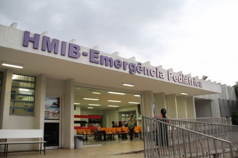 O serviço de emergência pediátrica do Hospital Regional do Gama foi transferido para o Hospital Materno-Infantil de Brasília (Hmib), na Asa Sul. Com isso, a unidade no Gama passa a receber apenas crianças em estado gravíssimo e internações dos pacientes transferidos pelo Hmib, que terá acesso a 20 leitos no hospital regional; a mudança é temporária; de acordo com a pasta, são feitos de 150 a 200 atendimentos pediátricos diariamente no Gama; desses, 10% são classificados como gravíssimos, e 75% poderiam ser direcionados para a atenção primária