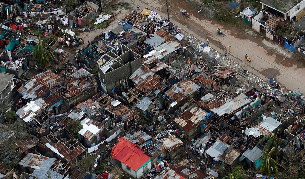 Furacão Matthew matou ao menos 39 pessoas, sendo 35 apenas no Haiti, disseram autoridades haitianas, enquanto a tempestade avança atingindo as Bahamas a caminho da Flórida; Matthew é o furacão mais forte a atingir o Haiti desde a passagem da tempestade Felix em 2007 e o rastro de destruição levou as autoridades a adiarem a eleição presidencial que estava originalmente marcada para domingo