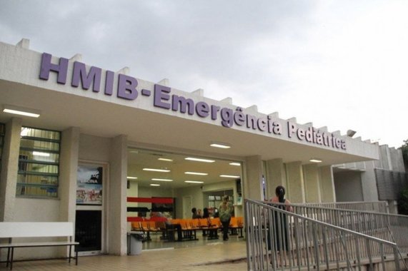 O serviço de emergência pediátrica do Hospital Regional do Gama foi transferido para o Hospital Materno-Infantil de Brasília (Hmib), na Asa Sul. Com isso, a unidade no Gama passa a receber apenas crianças em estado gravíssimo e internações dos pacientes transferidos pelo Hmib, que terá acesso a 20 leitos no hospital regional; a mudança é temporária; de acordo com a pasta, são feitos de 150 a 200 atendimentos pediátricos diariamente no Gama; desses, 10% são classificados como gravíssimos, e 75% poderiam ser direcionados para a atenção primária