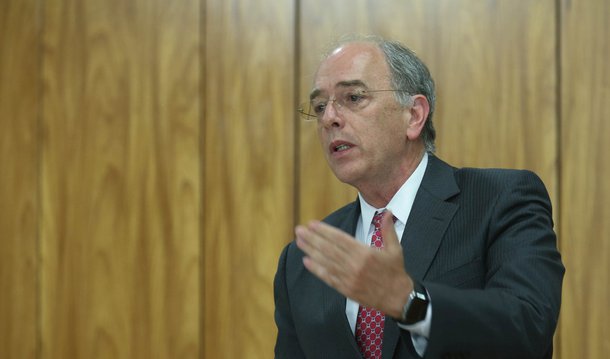 O presidente interino da Petrobras, Pedro Parente, mostra má-fé e hipocrisia ao dizer que não defende a privatização da companhia, afirmam os petroleiros, para quem o executivo está "esquartejando" a estatal; "Sob o seu comando, a Petrobras está sendo esquartejada, com ativos valiosos em processo de liquidação, como malhas de gasodutos, termoelétricas, terminais de gás natural, campos de produção de petróleo, fábricas de fertilizantes, além de subsidiárias como a BR Distribuidora, a Liquigás e a Transpetro", diz, em nota, a Federação Única dos Petroleiros (FUP)