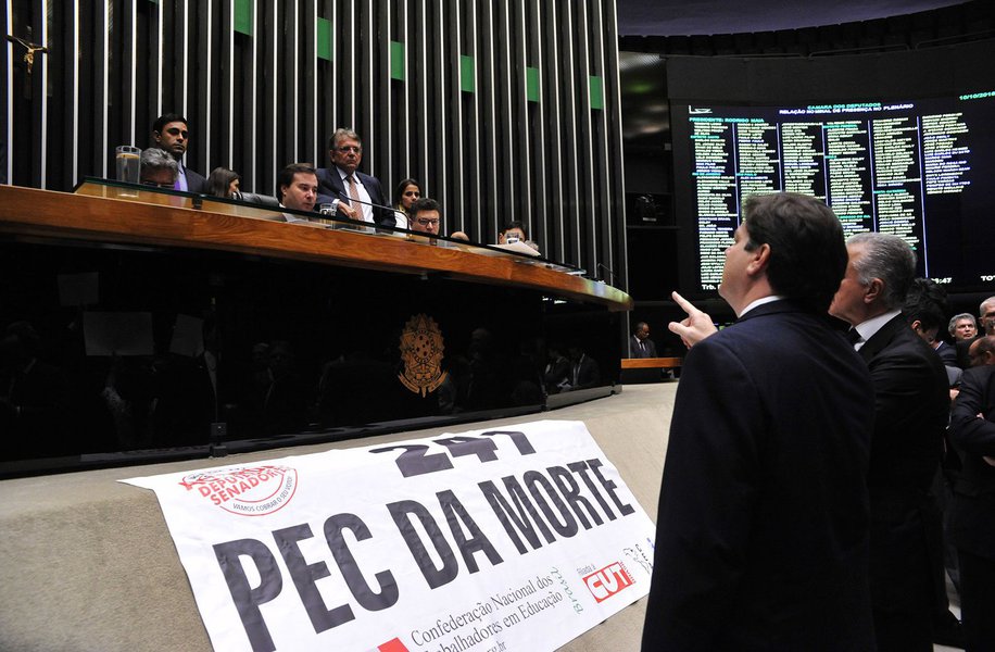 É tudo tão claro como água. A PEC 241 pressagia uma catástrofe social nos próximos 20 anos. Não queremos fazer "terrorismo", mas a emenda será, sim, responsável por muitas mortes nesse país