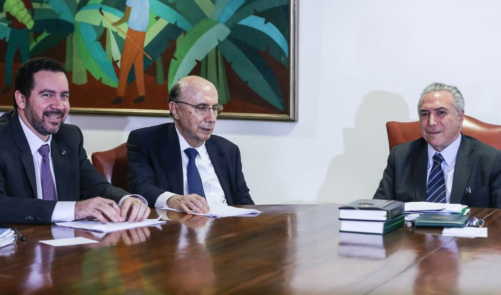 Editor do blog Tijolaço, Fernando Brito, diz que o ministro interino da Fazenda, Henrique Meirelles, quer mais poderes para controlar a execução orçamentária do governo, incorporando no ministério a Secretaria do Orçamento, hoje no Planejamento; "O contingenciamento, negado em tese, fica aplicado na prática, porque os órgãos públicos terão orçamento mas não poderão empenhá-lo e, assim, contratar despesas planejadas", diz Brito; "O Planejamento, como se sabe, continua sob o mando indireto de Romero Jucá, através do seu auxiliar Dyogo de Oliveira. E, portanto, cumpre sem discutir o que vem do Palácio do Jaburu"