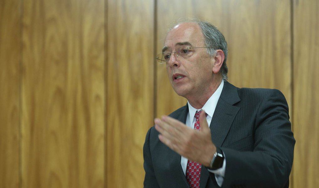 O presidente interino da Petrobras, Pedro Parente, mostra má-fé e hipocrisia ao dizer que não defende a privatização da companhia, afirmam os petroleiros, para quem o executivo está "esquartejando" a estatal; "Sob o seu comando, a Petrobras está sendo esquartejada, com ativos valiosos em processo de liquidação, como malhas de gasodutos, termoelétricas, terminais de gás natural, campos de produção de petróleo, fábricas de fertilizantes, além de subsidiárias como a BR Distribuidora, a Liquigás e a Transpetro", diz, em nota, a Federação Única dos Petroleiros (FUP)
