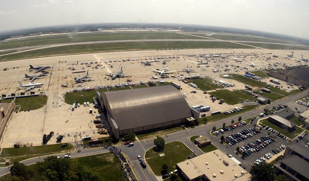 Base Andrews, próxima da capital Washington, onde fica o avião do presidente dos Estados Unidos, Air Force One,  no Estado norte-americano de Maryland,  foi fechada e isolada nesta quinta-feira devido a relatos da presença de um atirador; base informou em sua página no Facebook que o incidente estava em andamento em uma instalação médica do local