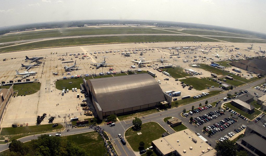 Base Andrews, próxima da capital Washington, onde fica o avião do presidente dos Estados Unidos, Air Force One,  no Estado norte-americano de Maryland,  foi fechada e isolada nesta quinta-feira devido a relatos da presença de um atirador; base informou em sua página no Facebook que o incidente estava em andamento em uma instalação médica do local