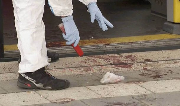 Um homem armado com uma faca matou pelo menos 15 pessoas e feriu gravemente muitas outras em uma instituição para pessoas com deficiência no Japão, na terça-feira (horário local), informou a agência de notícias Kyodo; a polícia em Sagamihara, Kanagawa, prendeu um suspeito